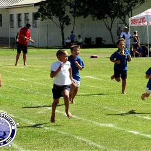 Ouderdomswenners: Voor vlnr:  Joy Hans en Hugo Bester (0/7); Joani-Lee Vos (0/8). Middel vlnr: Phillip Olivier (0/8); Nel Stieger en Ralph Smit (0/9); Gené Cornelius en Daniel Hanekom (0/10). Agter vlnr: AJ Bosch & Anrie van Niekerk (0/11); Adrian Hage  en Caitlyn Otto (0/12); Jacques Augustyn en Fiona Fourie (0/13).
